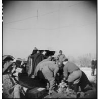 Mise en batterie d'un canon Skoda pris à l'ennemi par une unité des Forces françaises de l'Ouest (FFO) dans le secteur de la Pointe de Grave.