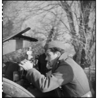 Un servant, pointeur d'un canon Skoda pris à l'ennemi par une unité des Forces françaises de l'Ouest (FFO) dans le secteur de la Pointe de Grave, règle un tir.