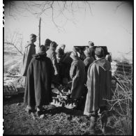 Un officier règle le tir d'un canon Skoda pris à l'ennemi par une unité des Forces françaises de l'Ouest (FFO) dans le secteur de la Pointe de Grave.