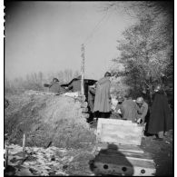 Mise en batterie d'un canon Skoda pris à l'ennemi par une unité des Forces françaises de l'Ouest (FFO) dans le secteur de la Pointe de Grave.