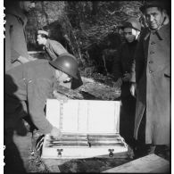 Caisse d'obus des usines Skoda prise à l'ennemi par une unité des Forces françaises de l'Ouest (FFO) dans le secteur de la Pointe de Grave.