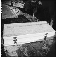 Caisse d'obus des usines Skoda prise à l'ennemi par une unité des Forces françaises de l'Ouest (FFO) dans le secteur de la Pointe de Grave.