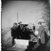 Mise en batterie d'un canon Skoda pris à l'ennemi par une unité des Forces françaises de l'Ouest (FFO) dans le secteur de la Pointe de Grave.