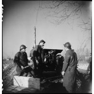 Chargement d'un canon Skoda pris à l'ennemi par une unité des Forces françaises de l'Ouest (FFO) dans le secteur de la Pointe de Grave.