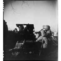 Tir d'un canon Skoda pris à l'ennemi par une unité des Forces françaises de l'Ouest (FFO) dans le secteur de la Pointe de Grave.