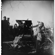 Tir d'un canon Skoda pris à l'ennemi par une unité des Forces françaises de l'Ouest (FFO) dans le secteur de la Pointe de Grave.