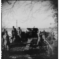 Tir d'un canon Skoda pris à l'ennemi par une unité des Forces françaises de l'Ouest (FFO) dans le secteur de la Pointe de Grave.