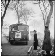 Véhicules affrétés sous l'égide de la Croix-Rouge pour évacuer la population civile de Royan.