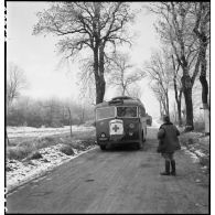 Véhicules affrétés sous l'égide de la Croix-Rouge pour évacuer la population civile de Royan.