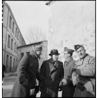 Georges Verneuil, préfet de la Charente-Maritime, s'entretient avec des officiers français et américain à la tête d'une mission qui apporte des médicaments et vêtements aux populations évacuées.