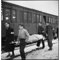 Evacuation par train en gare de Saujon de blessés suite au bombardement allié de la  ville de Royan du 15 avril 1945.