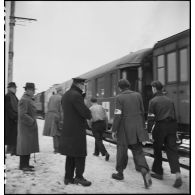 Evacuation par train en gare de Saujon de blessés suite au bombardement allié de la  ville de Royan du15 avril 1945.