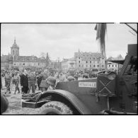 Revue des troupes par le général de Gaulle à Colmar. [description provisoire]