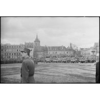 Revue des troupes par le général de Gaulle à Colmar. [description provisoire]