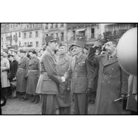 Le général de Gaulle salue les généraux Leclerc et Touzet du Vigier à Colmar. [description provisoire]