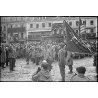 Le général de Gaulle salue les drapeaux français et américain à Colmar. [description provisoire]