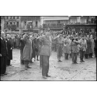 Le général de Gaulle salue les drapeaux français et américain à Colmar. [description provisoire]