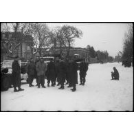 Soldats du Régiment de marche du Tchad (RMT) de la 2e division blindée (2e DB) dans une commune d'Alsace.