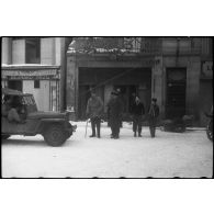 Le général de division Leclerc dans Sélestat où se trouve le poste de commandement de la 2e division blindée (2e DB).