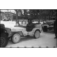 La jeep Le Goumoul de la section de reconnaissance et d'observation, de la compagnie d'accompagnement, du 3e bataillon du régiment de marche du Tchad (RMT) dans une commune d'Alsace.
