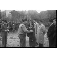 Lors d'une cérémonie, la population d'Obenheim est mise à l'honneur pour avoir aidé les troupes françaises en fournissant des renseignements ou en hébergeant des combattants.