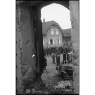 Lors d'une cérémonie, la population d'Obenheim est mise à l'honneur pour avoir aidé les troupes françaises en fournissant des renseignements ou en hébergeant des combattants.