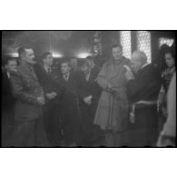 Le général de division Leclerc, commandant la 2e division blindée (2e DB), est reçu à l'hôtel de ville d'Obernai.