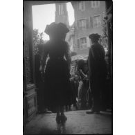 Entrée de l'hôtel de ville d'Obernai où le général de division Leclerc, commandant la 2e division blindée (2e DB), va être reçu.