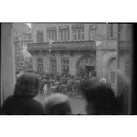La population est massée devant l'hôtel de ville d'Obernai où le général de division Leclerc, commandant la 2e division blindée (2e DB), est reçu.