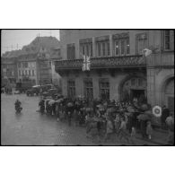 La population est massée devant l'hôtel de ville d'Obernai où le général de division Leclerc, commandant la 2e division blindée (2e DB), est reçu.