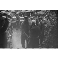 Le général de division Leclerc, commandant la 2e division blindée (2e DB), est accueilli à l'hôtel de ville d'Obernai par le maire.