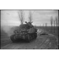 Le char Sherman M4A2 Dunois, affecté au 3e escadron de combat du 12e régiment de cuirassiers (12e cuir ou 12e RC), est en position de tir face à Balgau.