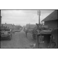 Blindés et véhicules de la 2e division blindée (2e DB) à Balgau.