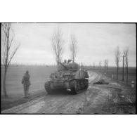 Le char Sherman M4A2 Dunois, affecté au 3e escadron de combat du 12e régiment de cuirassiers (12e cuir ou 12e RC), est en position de tir face à Balgau.