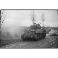 Le char Sherman M4A2 Dunois, affecté au 3e escadron de combat du 12e régiment de cuirassiers (12e cuir ou 12e RC), est en position de tir face à Balgau.