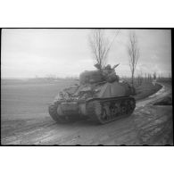 Le char Sherman M4A2 Dunois, affecté au 3e escadron de combat du 12e régiment de cuirassiers (12e cuir ou 12e RC), est en position de tir face à Balgau.