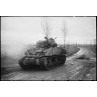 Le char Sherman M4A2 Dunois, affecté au 3e escadron de combat du 12e régiment de cuirassiers (12e cuir ou 12e RC), est en position de tir face à Balgau.