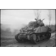 Le char Sherman M4A2 Dunois, affecté au 3e escadron de combat du 12e régiment de cuirassiers (12e cuir ou 12e RC), est en position de tir face à Balgau.