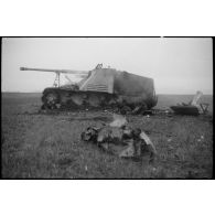 Epave d'un chasseur de chars Sd.Kfz. 164 (ou Nashorn) dans le secteur de Balgau.