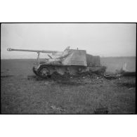 Epave d'un chasseur de chars Sd.Kfz. 164 (ou Nashorn) dans le secteur de Balgau.