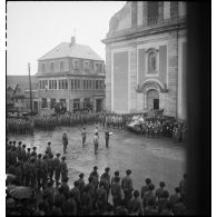 Cérémonie de la 2e division blindée (2e DB) rassemblant le 501e régiment de chars de combat (501e RCC) sur la place de l'église de Geispolsheim