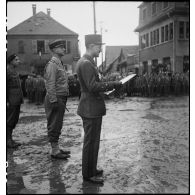 Cérémonie de la 2e division blindée (2e DB) rassemblant le 501e régiment de chars de combat (501e RCC) sur la place de l'église de Geispolsheim