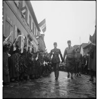 Le général de division Leclerc, commandant la 2e division blindée (2e DB), et le lieutenant-colonel Jacques de Guillebon à Geispolsheim.