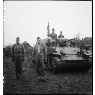 Une prise d'armes rassemble les effectifs du 12e régiment de cuirassiers (12e cuir ou 12e RC) de la 2e division blindée (2e DB) à Niedernai.