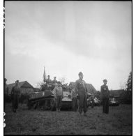 Une prise d'armes rassemble les effectifs du 12e régiment de cuirassiers (12e cuir ou 12e RC) de la 2e division blindée (2e DB) à Niedernai.