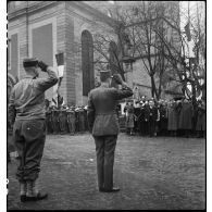 Cérémonie de la 2e division blindée (2e DB) sur la place de l'église de Geispolsheim.