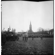 Une prise d'armes rassemble les effectifs du 12e régiment de cuirassiers (12e cuir ou 12e RC) de la 2e division blindée (2e DB) à Niedernai.