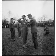 Une prise d'armes rassemble les effectifs du 12e régiment de cuirassiers (12e cuir ou 12e RC) de la 2e division blindée (2e DB) à Niedernai.
