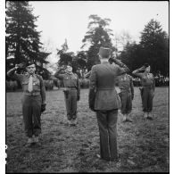 Une prise d'armes rassemble les effectifs du 12e régiment de cuirassiers (12e cuir ou 12e RC) de la 2e division blindée (2e DB) à Niedernai.