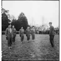 Une prise d'armes rassemble les effectifs du 12e régiment de cuirassiers (12e cuir ou 12e RC) de la 2e division blindée (2e DB) à Niedernai.
